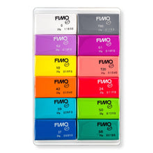 Lade das Bild in den Galerie-Viewer, FIMO® soft 8023 Materialpackunug im Kartonetui mit 12 Halbblöcken (sortierte Farben), Gebrauchs- und Modellieranleitung
